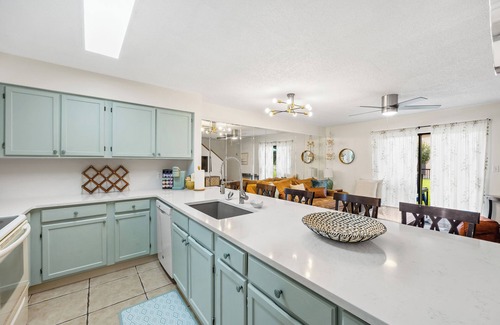 Mary Esther House | Renovated Town-home -Steps to Santa Rosa Sound 2BR , Washer/Dryer, Seasonal Pool