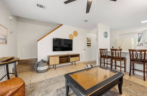 Mary Esther House | Renovated Town-home -Steps to Santa Rosa Sound 2BR , Washer/Dryer, Seasonal Pool