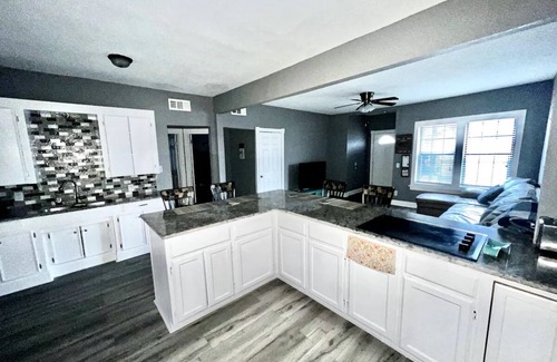 Del Mar House | Renovated Townhome near Cole Park and Downtown Corpus Christi