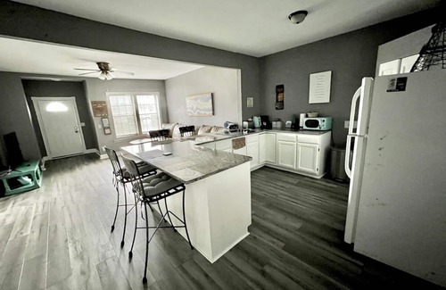 Del Mar House | Renovated Townhome near Cole Park and Downtown Corpus Christi