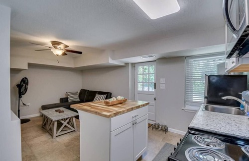 Summerville Apartment | Renovated Unit Mins From Golf & Medical District