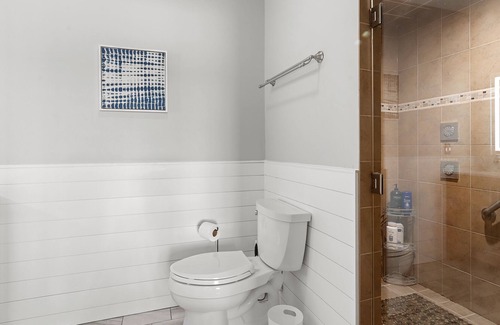 Lake Geneva Resort | Renovated Unit with lake access and pier. 2 bedrooms, den, kitchen, hottub.