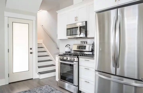 Boise House | Renovated Victorian : King Beds, AC, 95 Walk Score in Best Area.