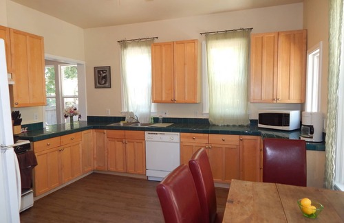 Chico House | Renovated Victorian with fenced yard by Downtown, CSU, Farmers Mrkt Bidwell Park