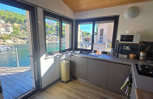 Calanque de Morgiou Apartment | Renovated waterfront haven of peace