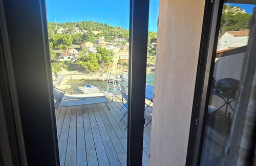 Calanque de Morgiou Apartment | Renovated waterfront haven of peace