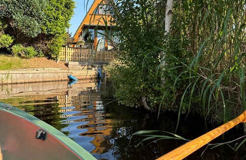 Bedekaspeler Marsch Cabin | Renoviertes Nurdachhaus in Ostfriesischer Natur am Wasser für Familien