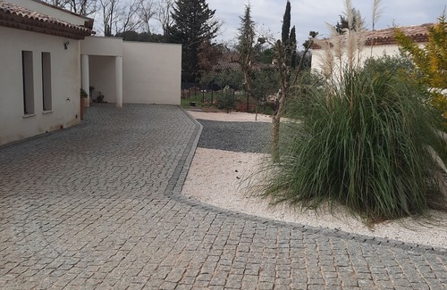 Draguignan Apartment | Rent a room with bathroom in a villa with independent entrance and swimming pool