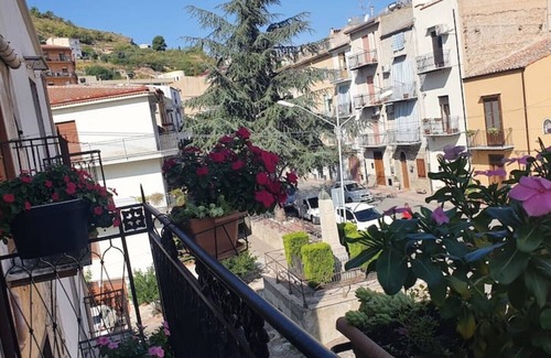 Ciminna House | Rent rooms with bathroom for exclusive use in a downtown building