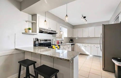 Murray Hill House | Rent the entire property unit A and B! Perfect for large groups