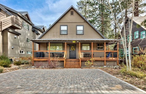 Lakeside Park House | Rental in the Heart of S Lake Tahoe — Walk to Gondola, Casinos, Beach & Dining