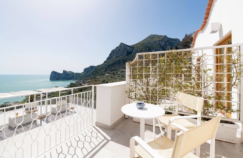 Sirenuse Villa | Rentals in Italy - Relais Nike with sea view, private pool and jacuzzi