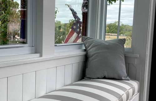 Charlevoix Apartment | RENTING FOR SUMMER NOW. DOWNTOWN 1 BLOCK TO HARBOR