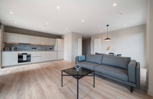 Peninsula Apartment | RentitRev Modern Flat in Exclusive Wandsworth Area