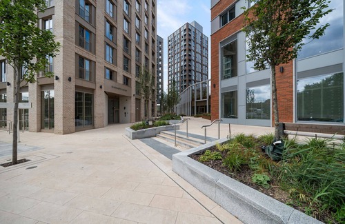 Peninsula Apartment | RentitRev Modern Flat in Exclusive Wandsworth Area