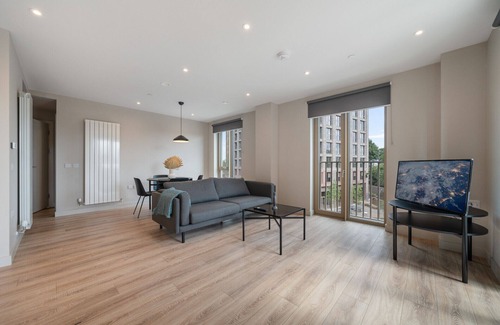 Peninsula Apartment | RentitRev Modern Flat in Exclusive Wandsworth Area