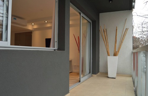 Balvanera Apartment | RentUp-Mono moderno con balcón y piscina