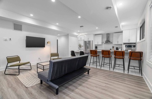 Downtown London Condo | RentX|Trendy Central London - Parking/Wifi/2Bed