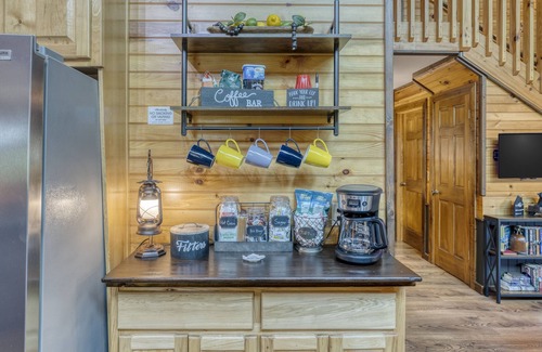 Blue Ridge Cabin | Reserve your Getaway at The Rustic Retreat-3 private acres!