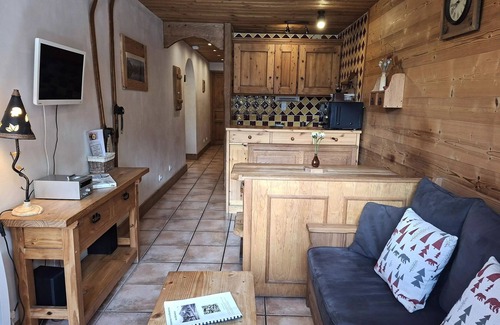 Champagny-en-Vanoise Apartment | Residence Les Edelweiss - 3 Rooms 4 People