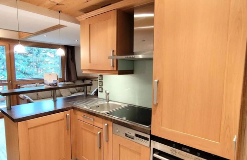 Meribel Centre Apartment | Residence L'arolaz N°1 - Ski to foot apartment 7 people in the center of Meribel