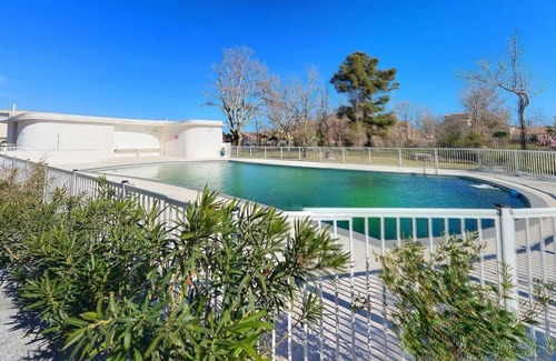 Serignan Apartment | Residence with swimming pool