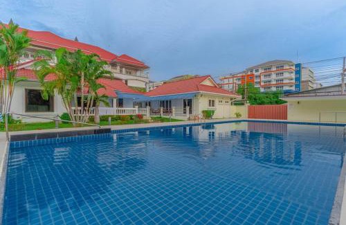 Pratumnak Hill Villa | Resort 1-Huge Pool, BBQ, 300m-Beach, 8 mins to Walking Street