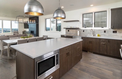 Bend House | Resort amenities ~ mtn, golf views ~ hot tub ~ ample parking ~ concert shuttle