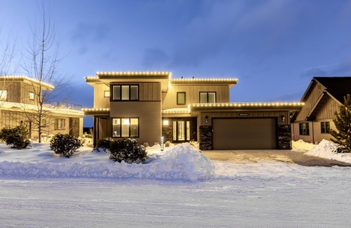 Bend House | Resort amenities ~ mtn, golf views ~ hot tub ~ ample parking ~ concert shuttle