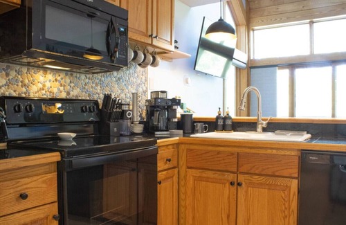 Lutsen Apartment | Resort Hot Tub Pool Gym Ski-in out Fire Pits