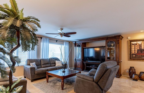 South Mountain House | Resort Like, 12 min From Airport, Heated Pool & HotTub K2