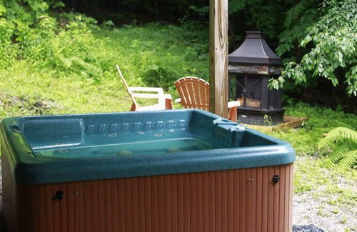 Campton House | Resort Mountain Home with Private Hot tub Walk to Pools, Pond WIFI