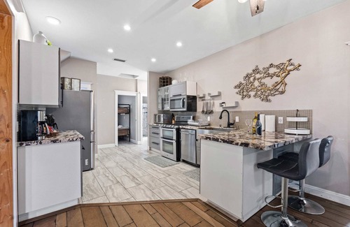 Stockton Hotel | Resort Perks: 8 beds, Sun Cott.age, deck & kitchen