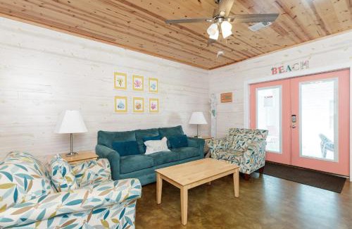 Port Aransas House | Resort Pool & Pet Friendly - Sleeps 9