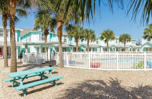 Port Aransas House | Resort Pool & Pet Friendly - Sleeps 9