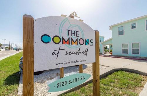 Port Aransas House | Resort Pool & Pet Friendly - Sleeps 9
