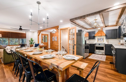 Massanutten Cabin | Resort Retreat: Sauna, Hot Tub, Pool table + more!