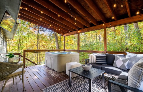 Massanutten Cabin | Resort Retreat: Sauna, Hot Tub, Pool table + more!