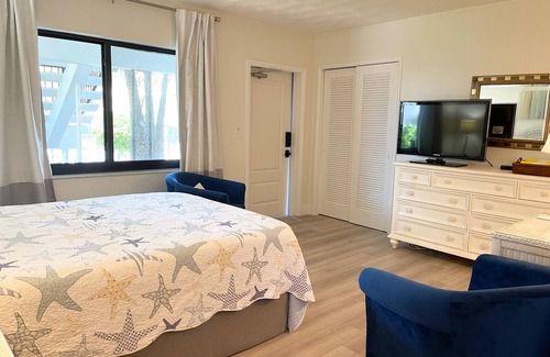 Deerfield Beach Resort | Resort Studio with Full Kitchen & Pool - Walk to Beach