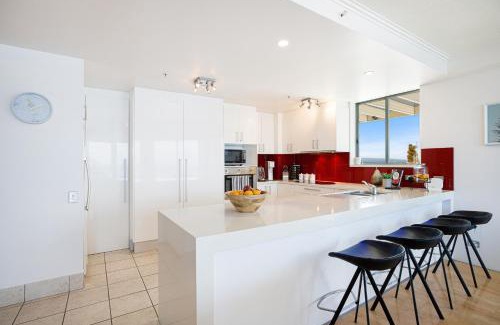 Surfers Paradise Apartment | Resort style 3br unit w/huge entertainers balcony