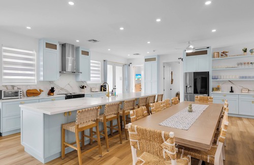 Marathon House | Resort-Style Beach House Paradise 6 BR Suites Pool & Heater with Ice-machine