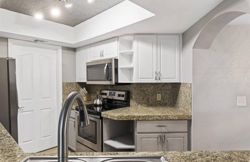 Camelback East Condo | Resort-Style Biltmore Retreat Heated Pool and Spa