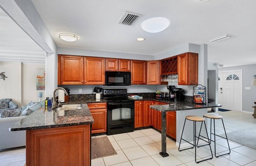 South Venice House | Resort-style living without the crowd - 5 min from the beach!