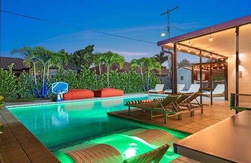 Park East Villa | Resort-Style Pool & Bar in Hollywood · Modern Home