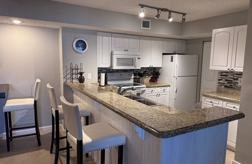Tequesta Condo | Resort style seasonal rental condo,Ground level wgarage,5 min to beach, htd pool