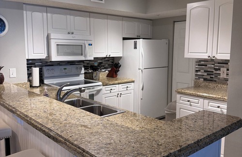 Tequesta Condo | Resort style seasonal rental condo,Ground level wgarage,5 min to beach, htd pool