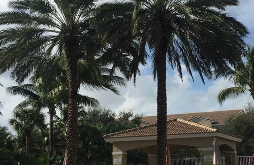 Tequesta Condo | Resort style seasonal rental condo,Ground level wgarage,5 min to beach, htd pool