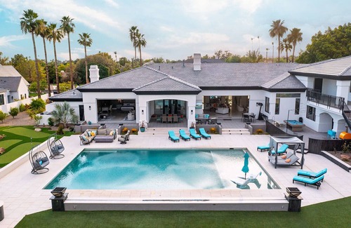 Charnwood House | Resort-Style Villa | Pool Pickleball Golf Relaxation