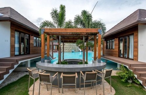 Casa de Campo Villa | Resort Style Villa with Swim Up Bungalows in Casa De Campo