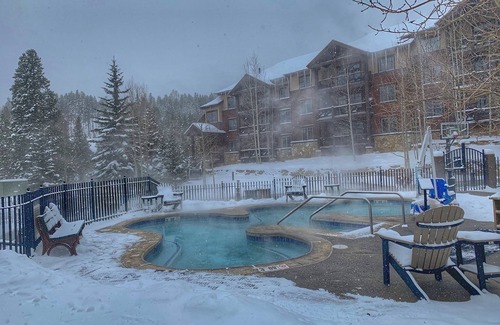 Four O'Clock Apartment | RESORT SUITE. Ski in/Ski out - 900ft to Snowflake Lift & FREE Shuttle